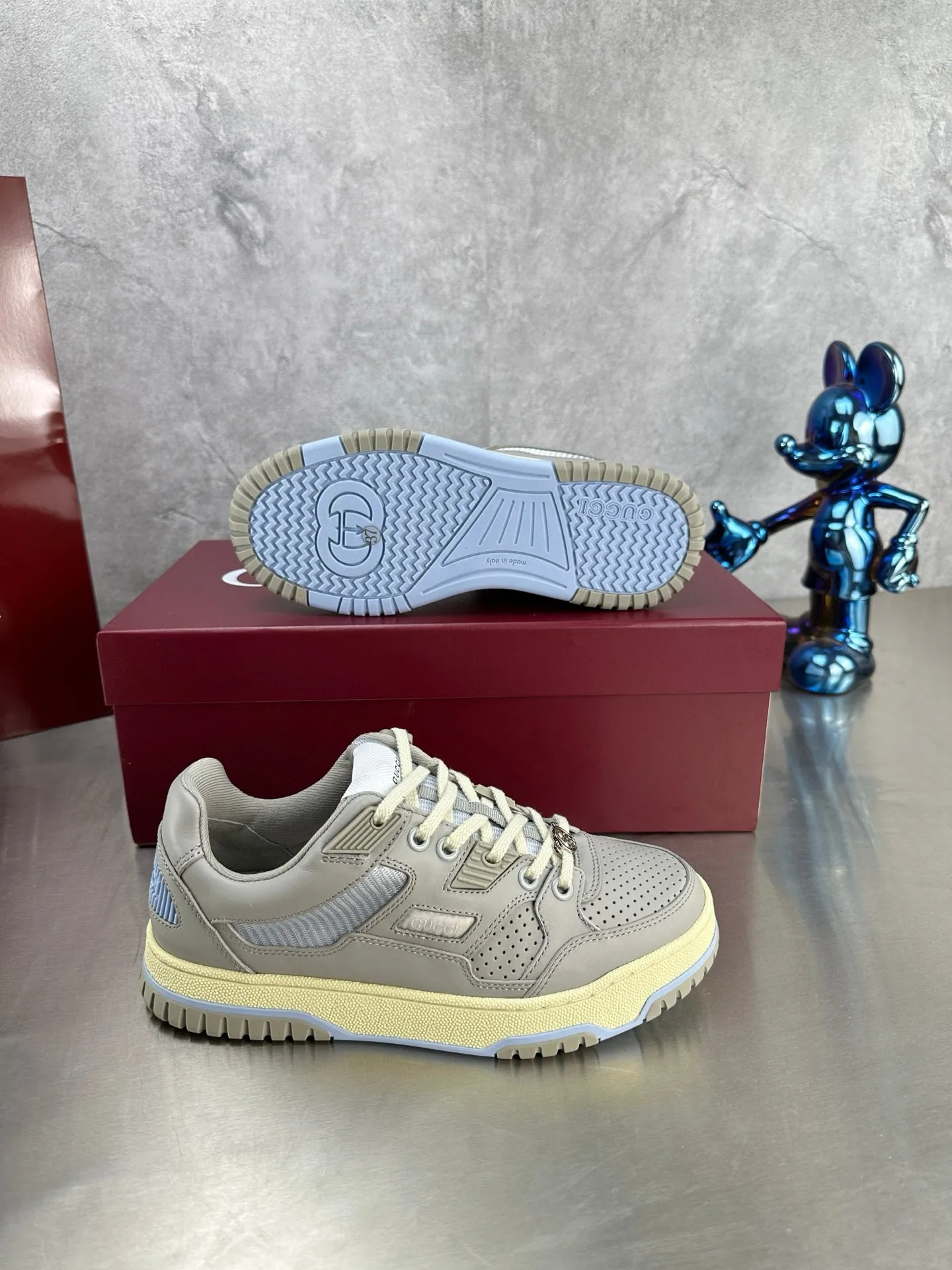 Factory price: 640💰The top version of Gucci Gucci's latest hot-selling couple's sneaker series is shipped. The original version is purchased, developed and manufactured. This high-low top sneaker adopts a basketball-style silhouette design, cleverly incorporating hollow panels and distressed effects, showing its unique ingenuity. The ingenuity incorporates brand logo details such as interlocking Double G styling accessories and Gucci lettering, a low-key tribute to the brand's design heritage. Exquisite packaging at the delivery counter 🛍📦 ▪️ Fabric: Original customized imported first-layer cowhide ▪️ Inner lining: Imported first-layer cowhide ▪️ Sole: Original molded TPU sole ▪️ Sole thickness: 3cm ▪️ Size: Women's 35-41 Men's 38-45 (Female 41, Men 38 45 customized) ▪️ p